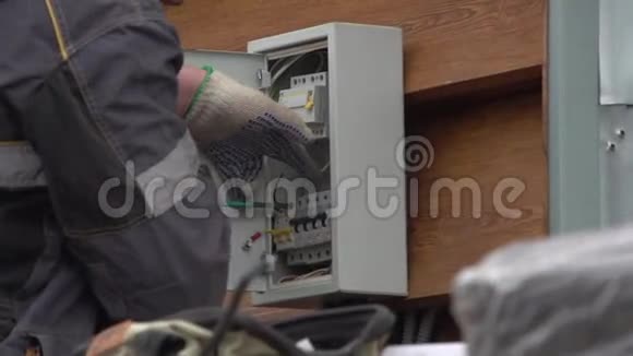 电工在屋内安装电气网络视频的预览图