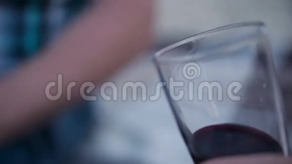 把红酒倒入葡萄园的酒杯里视频的预览图
