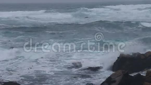 海浪在卵石滩飞溅视频的预览图