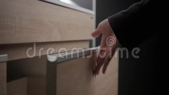 厨房橱柜女士靠近橱柜门靠近浴室视频的预览图