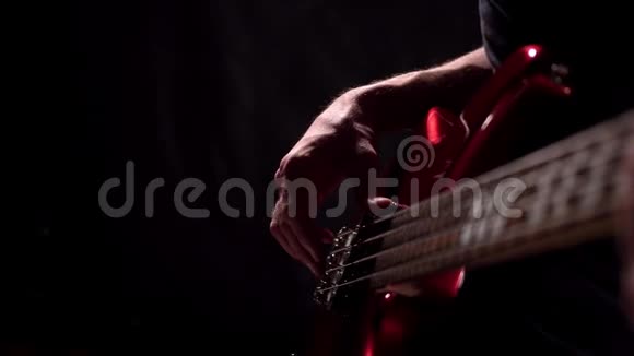 音乐家演奏五弦电低音吉他宏视频的预览图