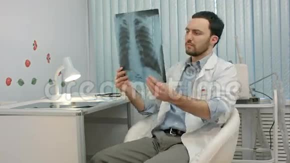 男性医生或牙医检查x光视频的预览图