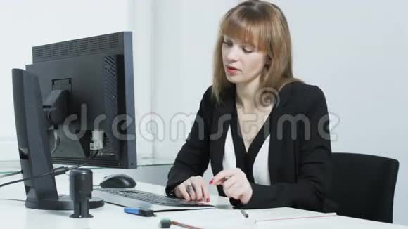 一个年轻漂亮的女人在看电脑时感到无聊视频的预览图