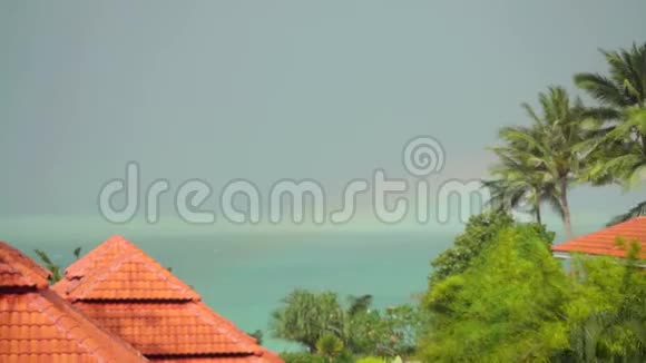 热带雨滴落在泰国苏梅岛的屋顶上海景和彩虹3840x2160视频的预览图