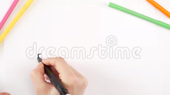 女人用白纸上的黑色毛毡笔画钥匙时间流逝视频的预览图