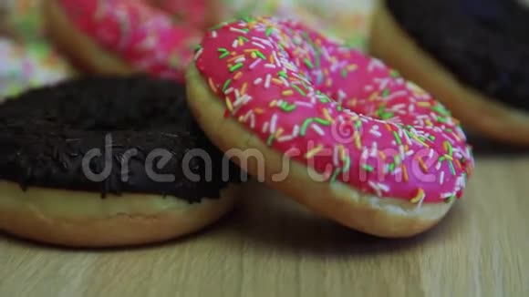 各种甜甜圈在桌子上特写视频的预览图