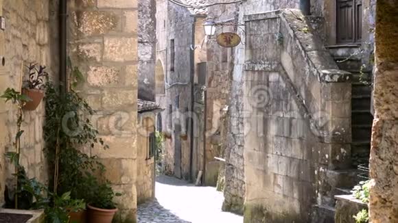 小镇上空荡荡的意大利老街视频的预览图