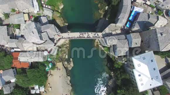 波斯尼亚内雷特瓦河大桥旁边的浴池鸟瞰图视频的预览图