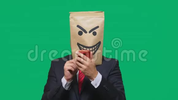 情感概念手势一个头上戴着包裹的男人身上涂着黑色的表情符号狡猾幸灾乐祸视频的预览图