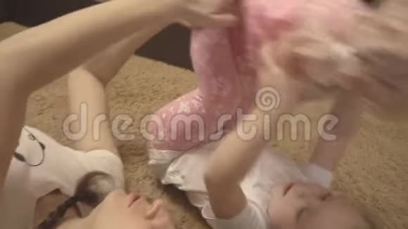母亲和女儿在沙发上玩耍地毯上的恶霸视频的预览图