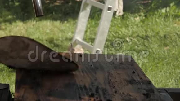 木匠修复旧家具用火清洗旧油漆慢动作视频的预览图