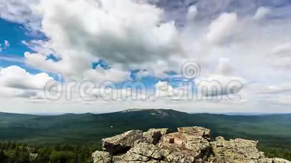 山峰上的云全景时间流逝南乌拉尔俄罗斯超高清4K视频的预览图