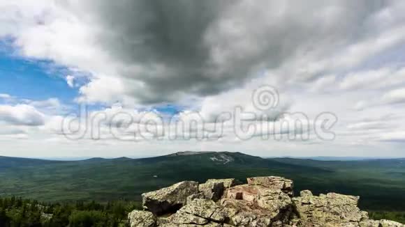 山峰上的云全景时间流逝南乌拉尔俄罗斯超高清4K视频的预览图