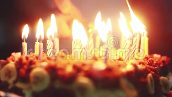 在生日的时候点燃蜡烛1920x1080视频的预览图