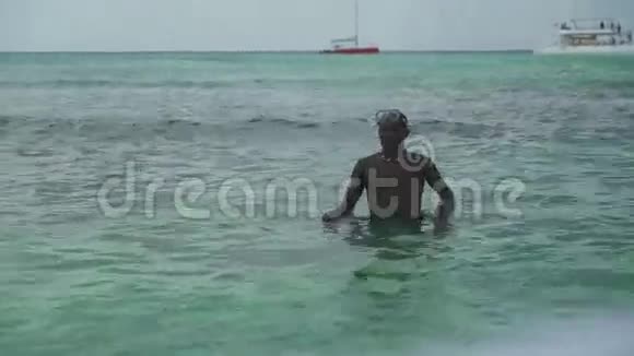 黑人潜水员要潜入海洋视频的预览图