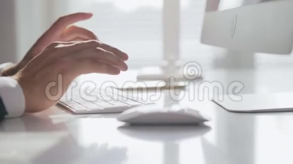 电脑键盘上男性手打字特写视频的预览图