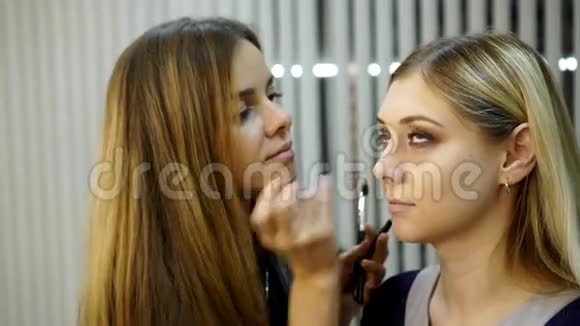 眼妆女人涂抹眼影粉视频的预览图