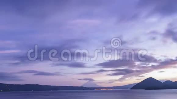 著名的托亚湖和约提山的日出时间视频的预览图
