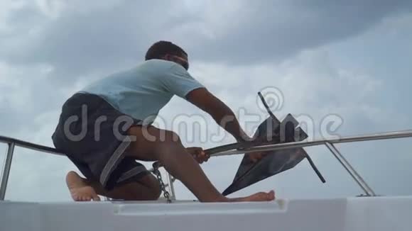 黑人清洁船锚上的藻类视频的预览图