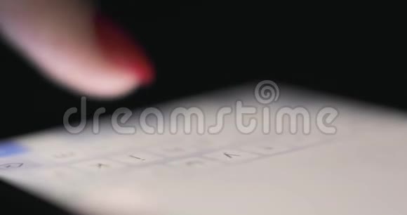 女人的手在黑暗中使用手机关门视频的预览图