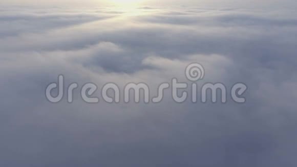 美丽的云景从飞机上的无人机飞行视频天气蓬松的云景视频的预览图