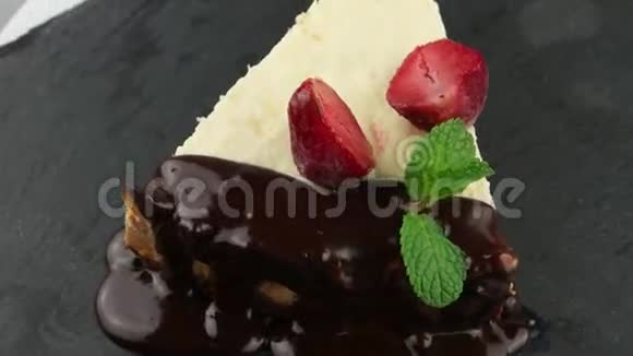 巧克力芝士蛋糕切片循环视频的预览图