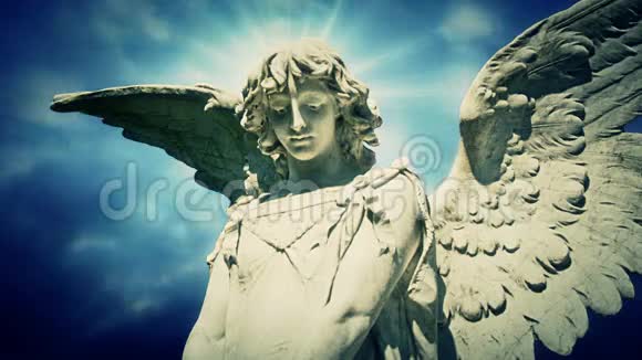 天使的雕像在时光流逝的云彩天使0101高清视频的预览图