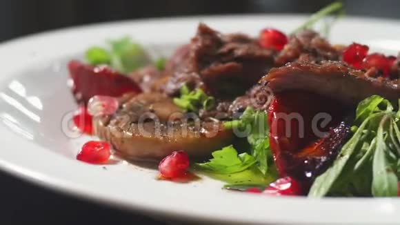 希腊厨房一盘肉和蔬菜视频的预览图