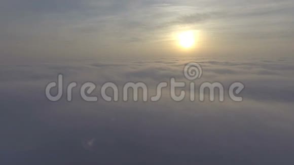 美丽的云景从飞机上的无人机飞行视频天气蓬松的云景视频的预览图