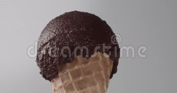 巧克力冰淇淋在其轴线上旋转的特写镜头视频的预览图