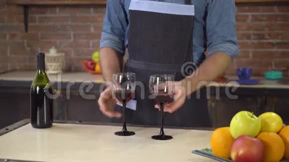 在厨房里用杯状的身体特写双手视频的预览图