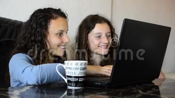 玩电脑游戏的女孩视频的预览图