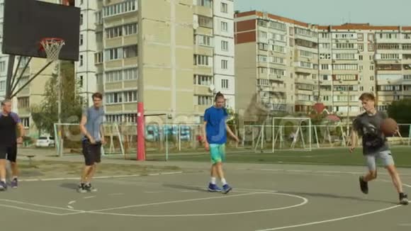篮球运动员在比赛中得分视频的预览图
