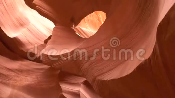 亚利桑那羚羊峡谷内野生地质岩侵蚀及红岩石砂层4k射视频的预览图