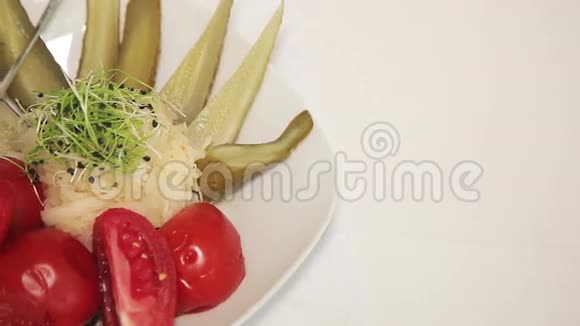 酸菜黄瓜和西红柿视频的预览图