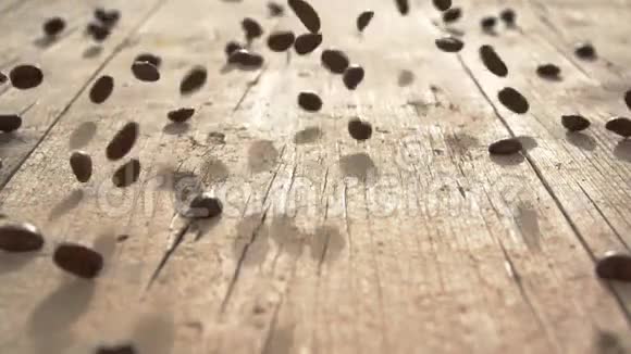 咖啡豆缓慢地落在木地板上视频的预览图