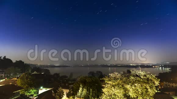 瓦雷西湖上的星星小径视频的预览图