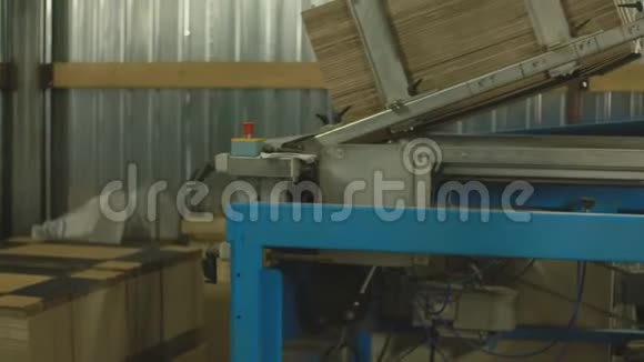生产纸板箱的机器视频的预览图