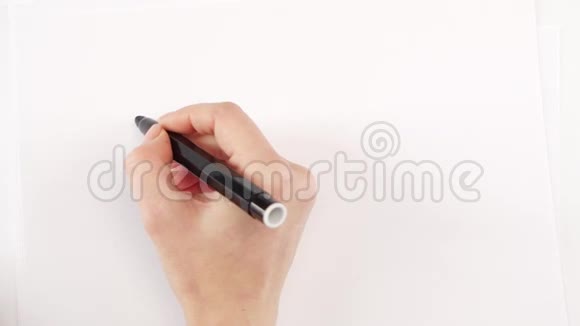 女人的手在纸上书写着人生的目标视频的预览图