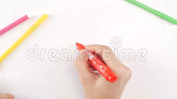 女人在白纸上用红毛毡笔画嘴唇时间流逝视频的预览图
