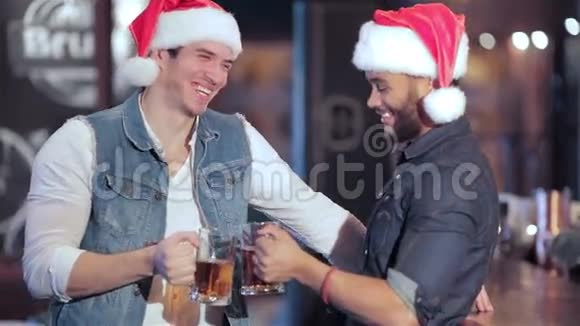 两个圣诞老人带着啤酒杯微笑视频的预览图