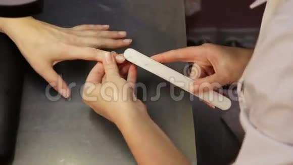 美容师手工整理指甲视频的预览图