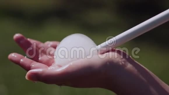 泡沫和油管在女人的手掌中产生气泡她的手视频的预览图