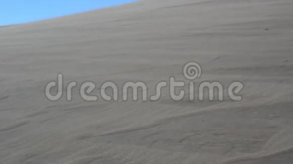 风沙吹过沙丘视频的预览图
