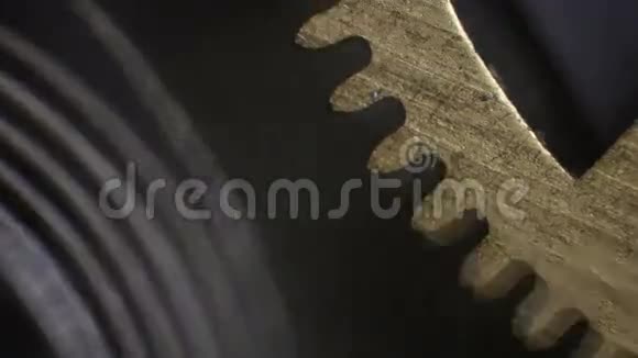 发条在显微镜下拍摄视频的预览图