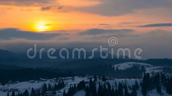 日落时分的彩色山景视频的预览图