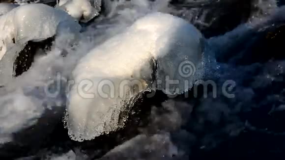 水流过冻结的岩石视频的预览图