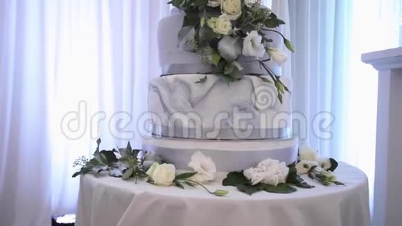 美丽的婚礼蛋糕装饰着鲜花蛋糕的白色和银色视频的预览图