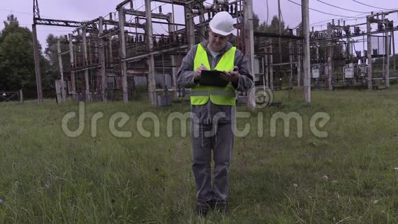 电气工程师编写文件在变电站行走视频的预览图