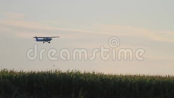 在太阳升起的背景下飞行的飞机视频的预览图